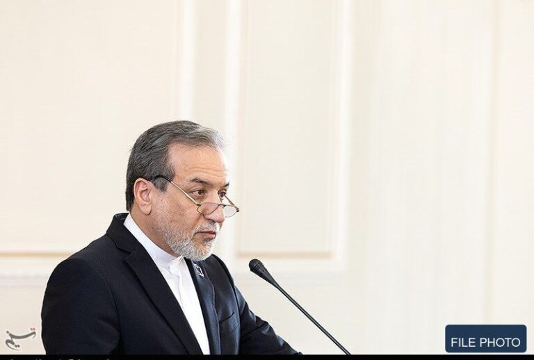 فائل فوٹو — ایرانی وزیر خارجہ ایک تقریب یا اجلاس کے دوران گفتگو کرتے ہوئے