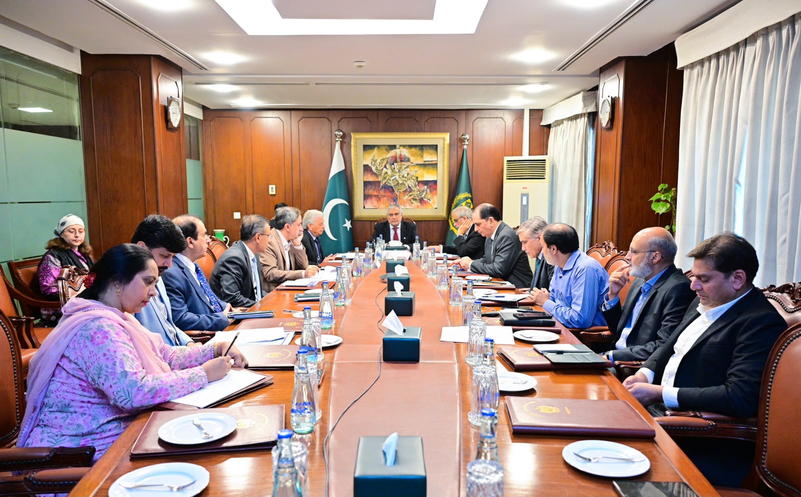 اسحاق ڈار کی زیر صدارت اجلاس میں شرکا، تصویر اے پی پی