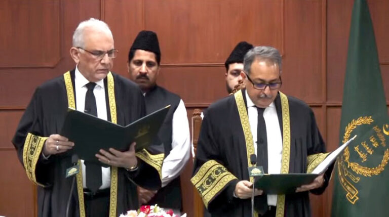 جسٹس حسن اظہر رضوی قائم مقام چیف جسٹس وفاقی آئینی عدالت کا حلف اٹھاتے ہوئے