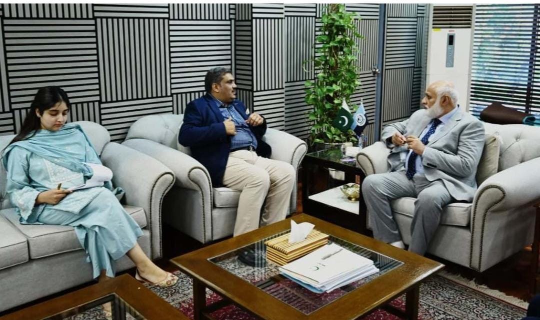 چیئرمین ایچ ای سی ڈاکٹر نیاز احمد اختر سے قمر جہاں ڈائیگنوسٹک لیبارٹری کے وفد کی ملاقات