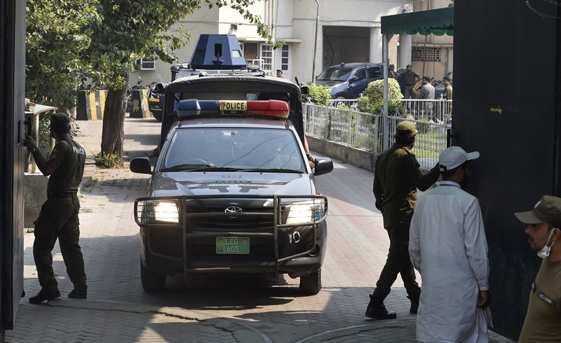 لاہور میں پولیس کی گاڑی — فائل فوٹو