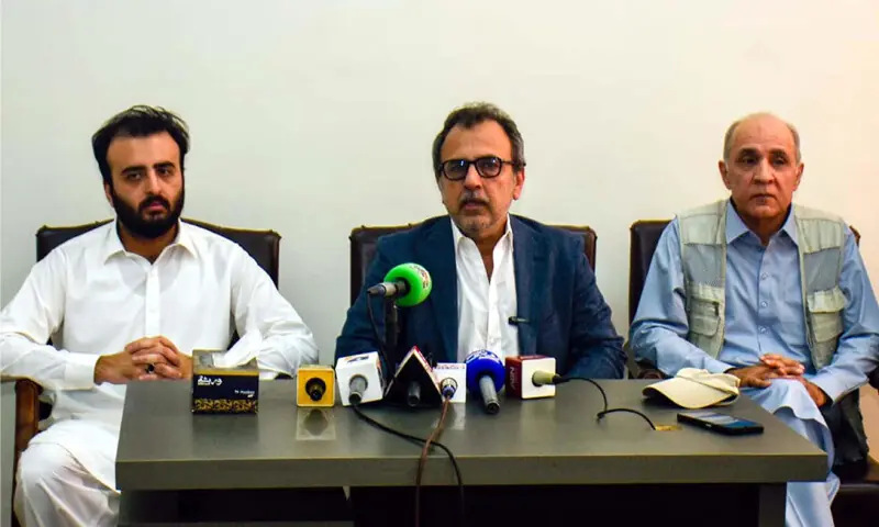 فائل فوٹو: وزیرِ توانائی اویس لغاری پریس کانفرنس میں گفتگو کرتے ہوئے