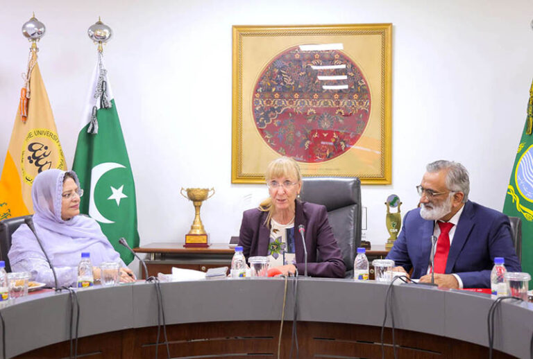 جرمن سفیر اینا لیپل یونیورسٹی آف فیصل آباد میں اساتذہ کے اجلاس سے خطاب کرتے ہوئے — ۲۰ اکتوبر کی اصل تصویری رپورٹ