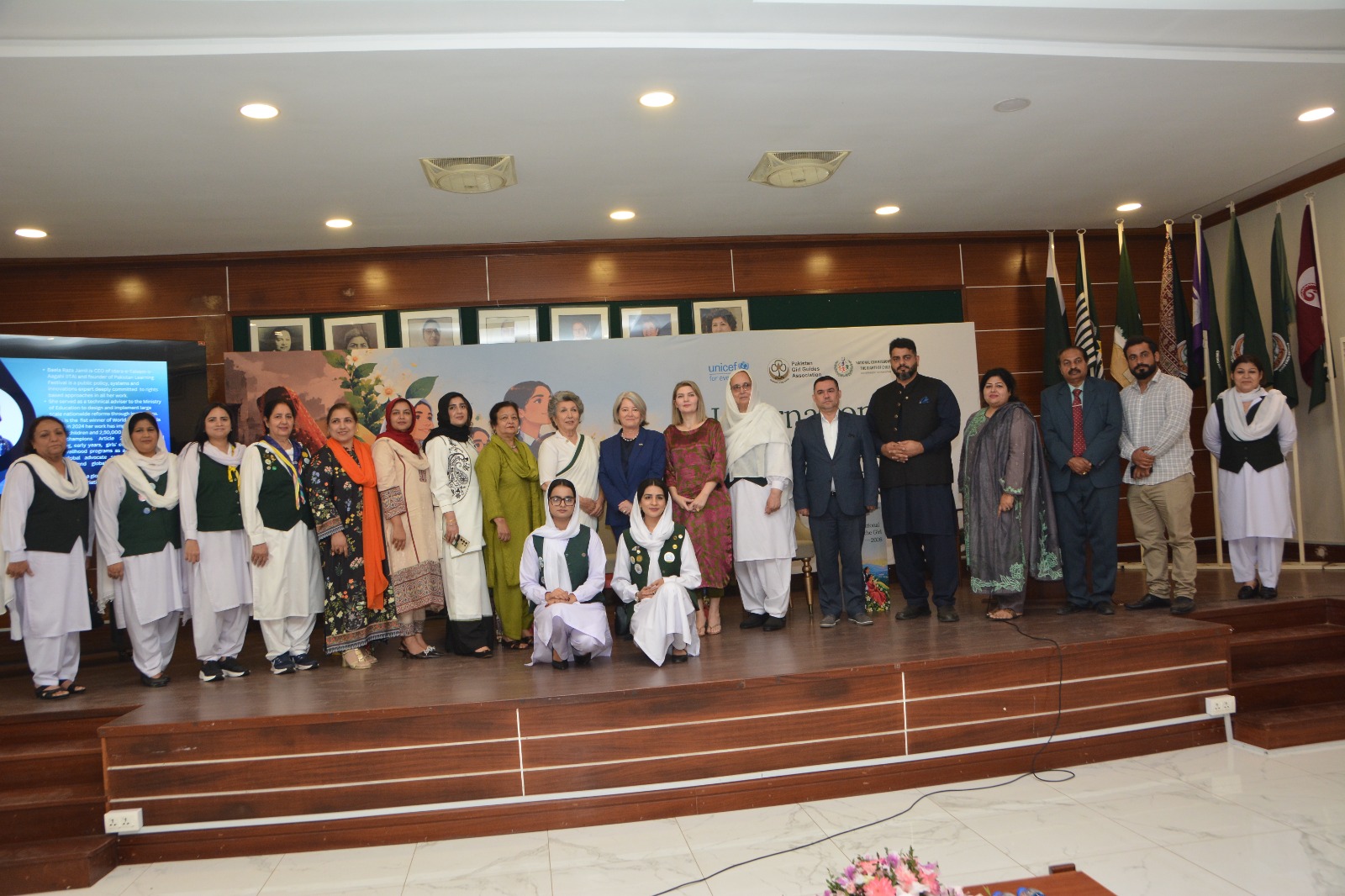 اسلام آباد میں گرل گائیڈز کی تقریب کے شرکا کی گروپ تصویر
