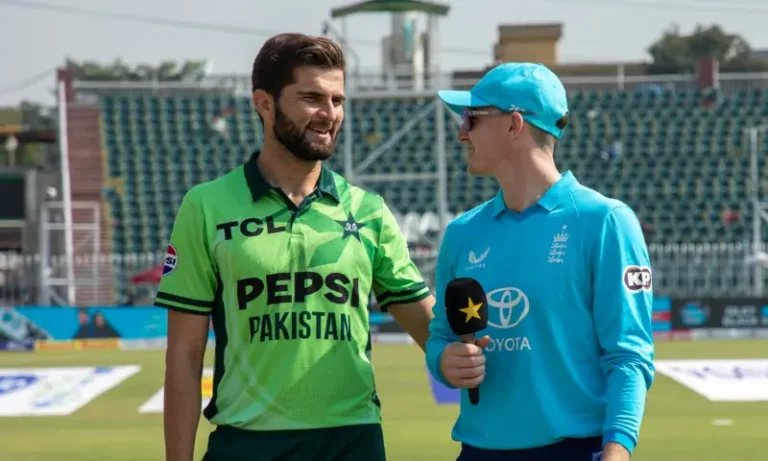 راولپنڈی میں ٹاس کے موقع پر شاہین شاہ آفریدی اور انگلینڈ کے کپتان ہیری بروک