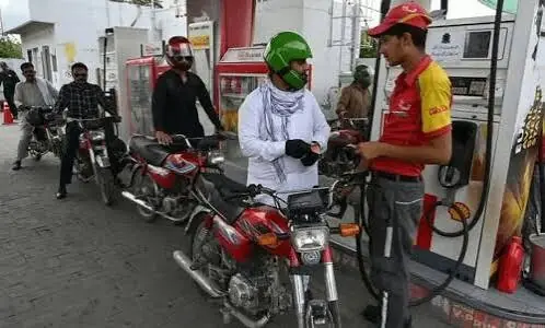 فائل فوٹو: پٹرول پمپ پر موٹر سائیکلوں میں ایندھن بھرا جا رہا ہے