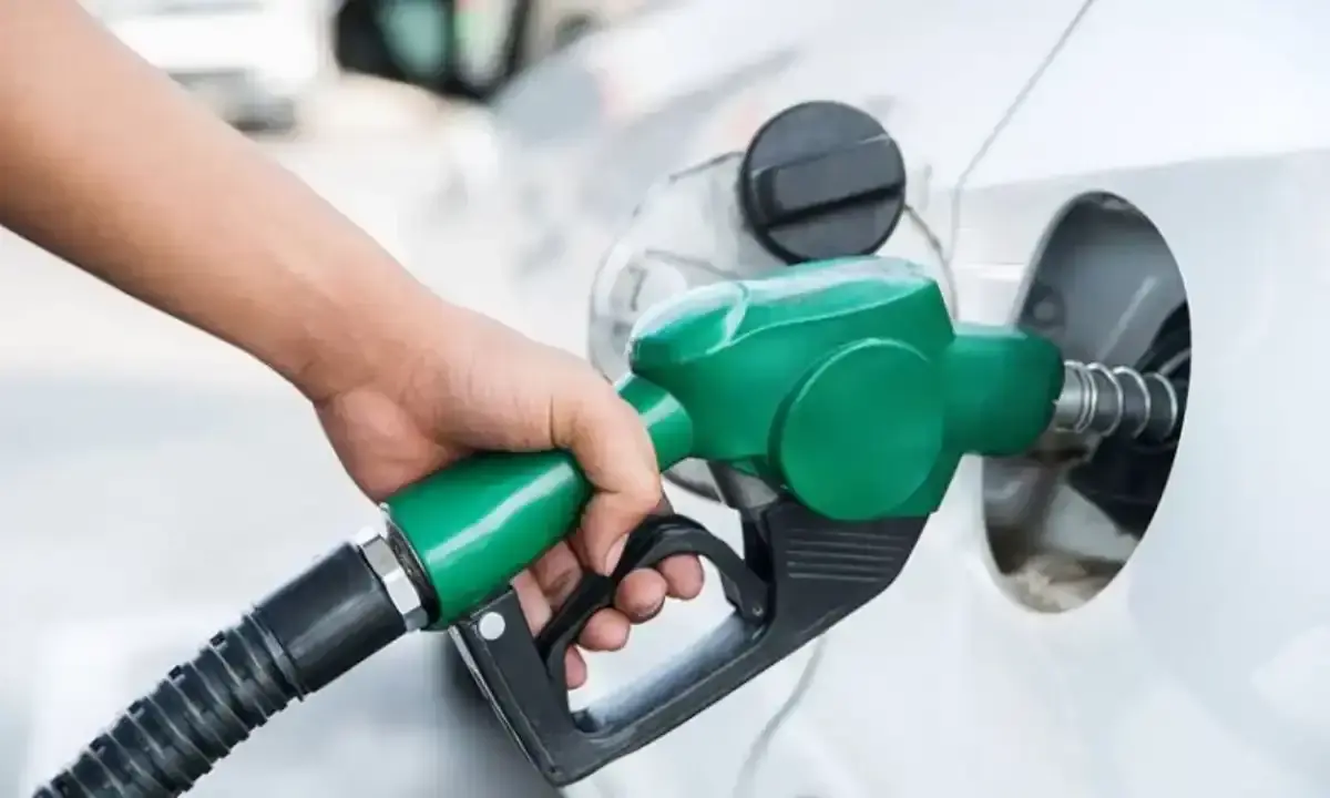 گاڑی میں پیٹرول بھرا جارہا ہے