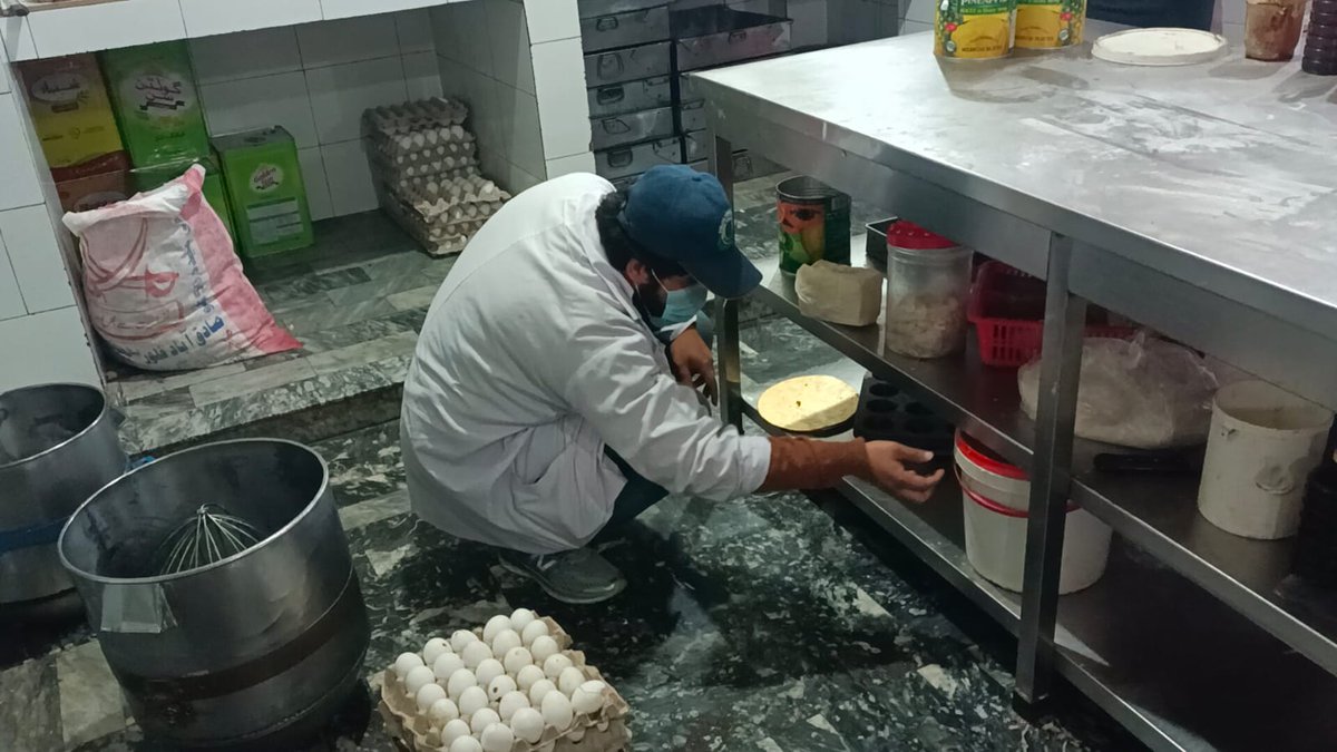 پنجاب فوڈ اتھارٹی کا اہلکار باورچی خانے کا معائنہ کرتے ہوئے، فائل تصویر