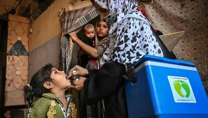 پولیو کے حفاظتی قطرے پلانے کی فائل فوٹو، فروری ۲۰۲۵