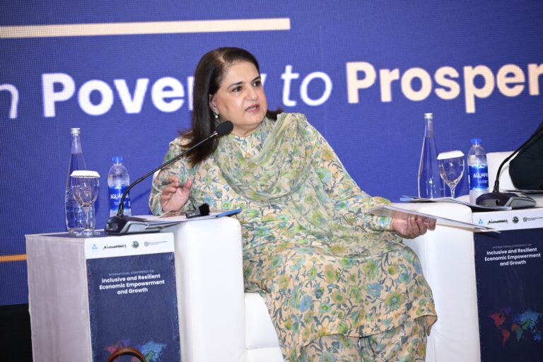 روبینہ خالد اسلام آباد میں معاشی خودمختاری کی کانفرنس سے خطاب کر رہی ہیں