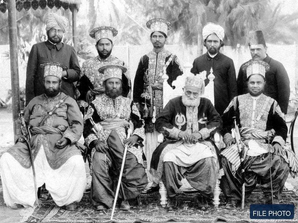 فائل فوٹو — خیرپور کے میر اور ان کا عملہ