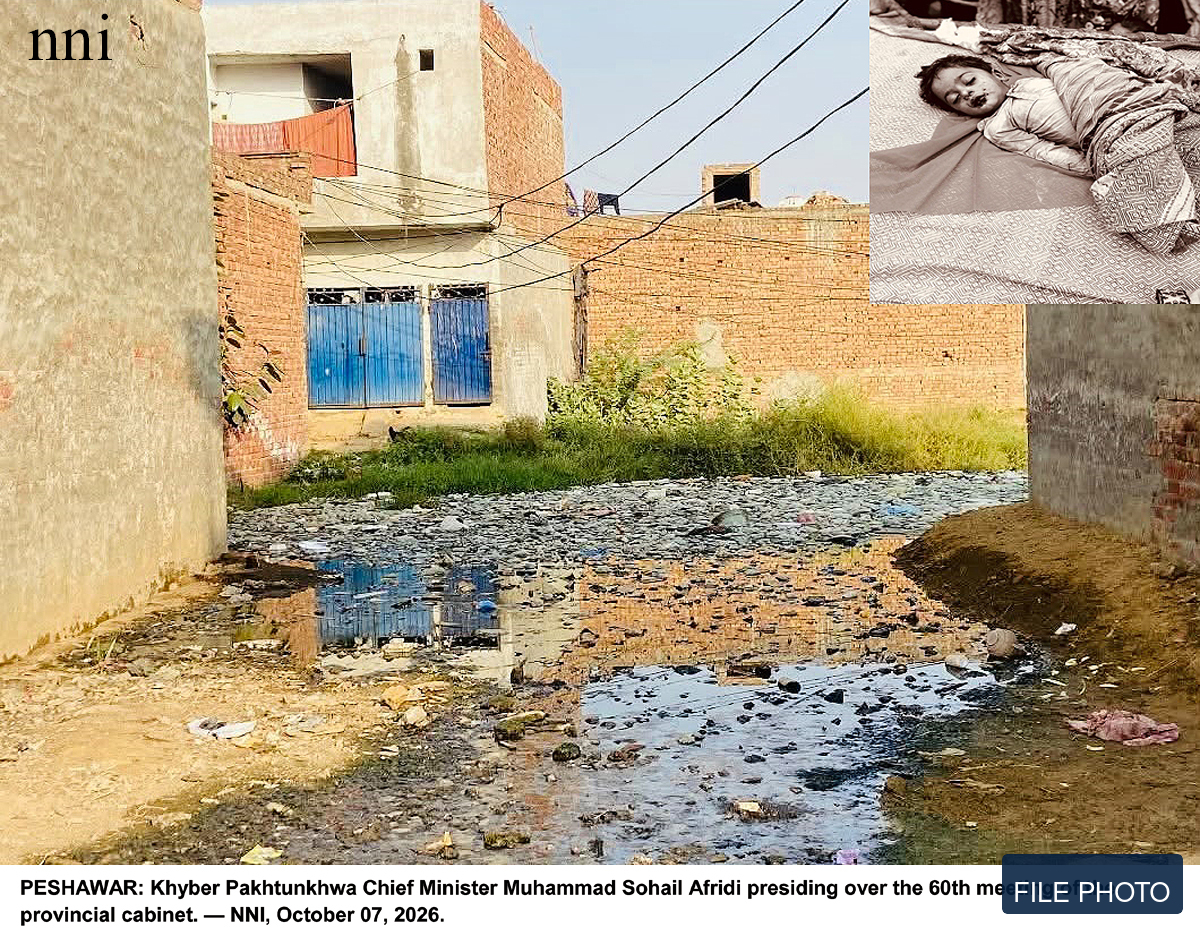 فائل فوٹو — لاہور میں گلی اور متاثرہ بچی کی عکاسی کرتی فوٹو