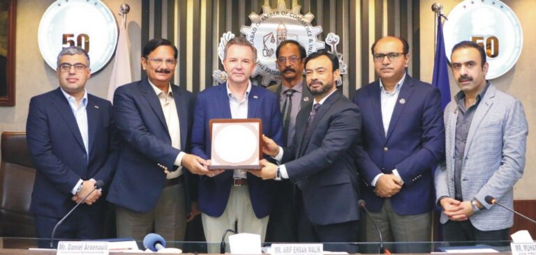 ڈینیل آرسنالٹ اور عارف احسان ملک فیصل آباد چیمبر کی تقریب میں