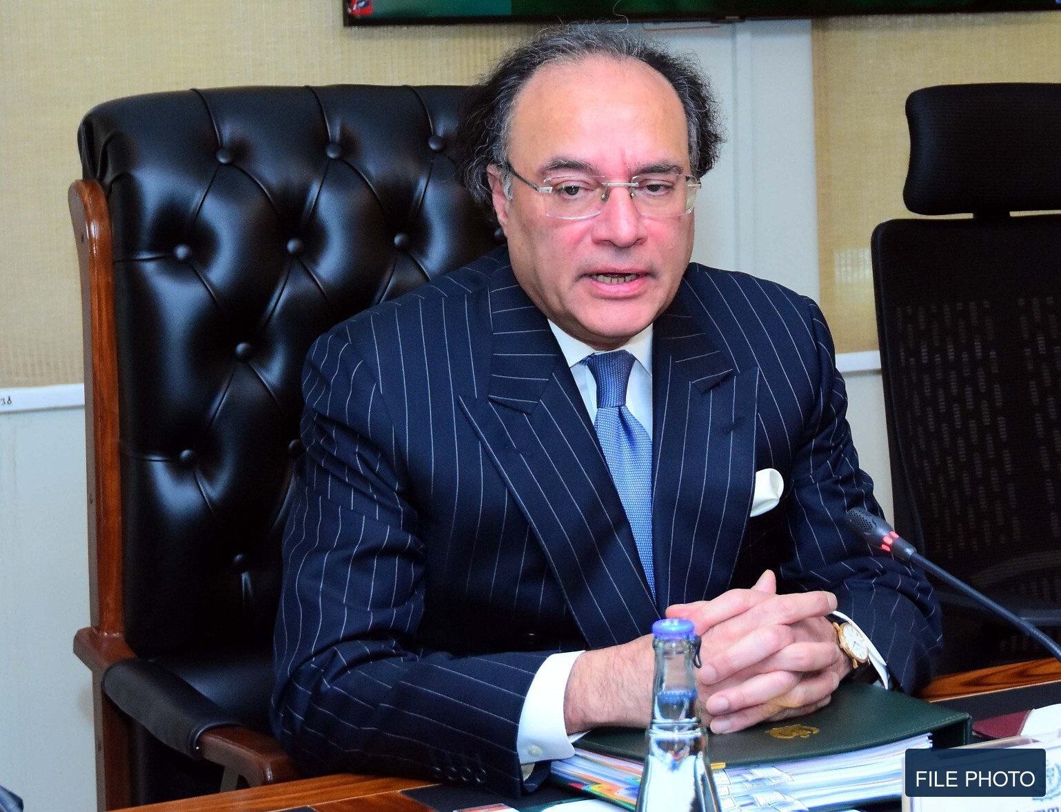 فائل فوٹو — وفاقی وزیرِ خزانہ اجلاس کے دوران