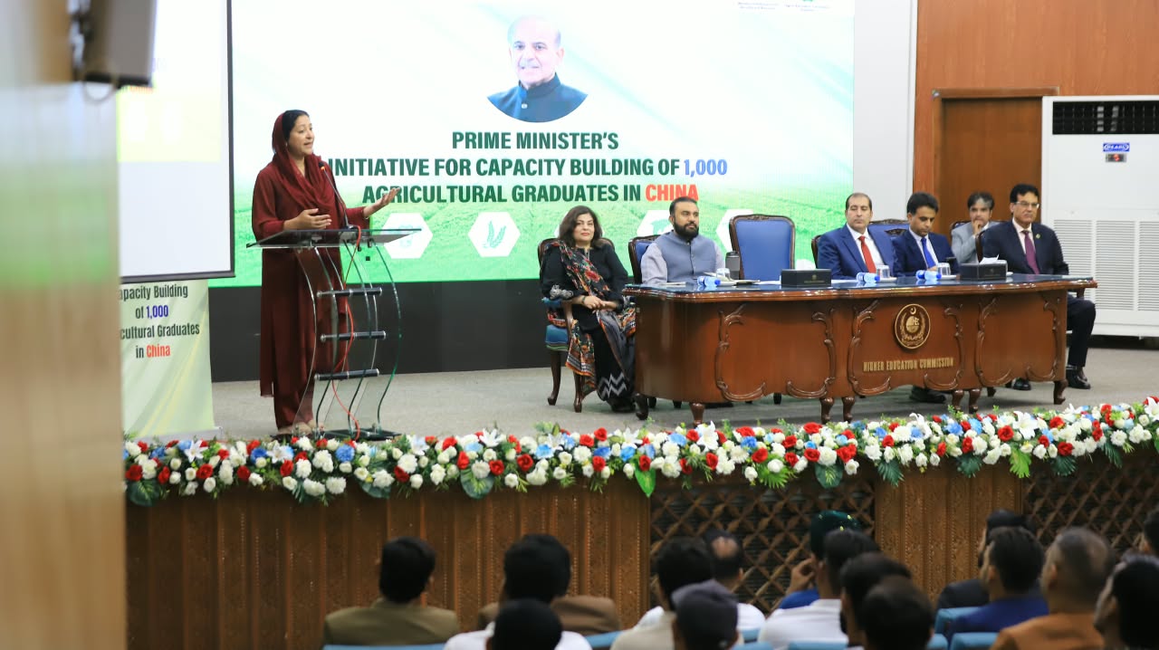وزیر مملکت وجیہہ قمر تقریب سے خطاب کر رہی ہیں جبکہ پس منظر میں زرعی اقدام کا بینر آویزاں ہے۔