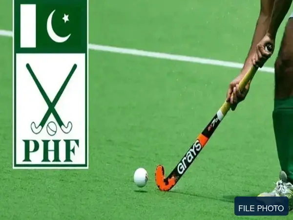 فائل فوٹو — پاکستان ہاکی فیڈریشن کے لوگو کے ساتھ ہاکی کے کھیل کا منظر