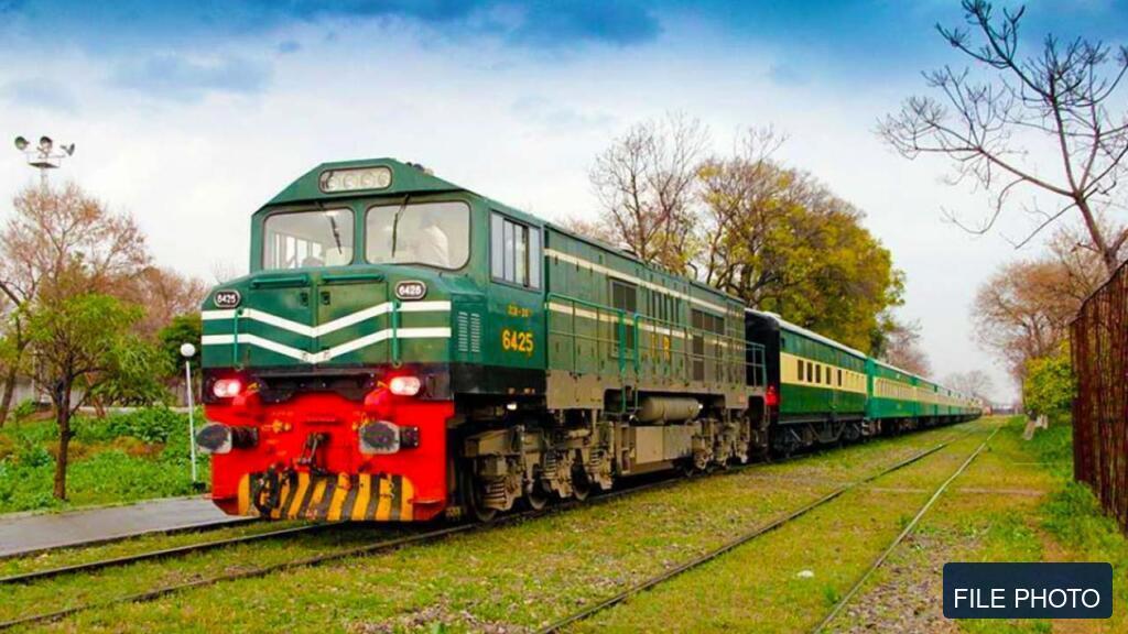 فائل فوٹو — پاکستان ریلویز کی ایک ٹرین پٹری پر رواں دواں ہے