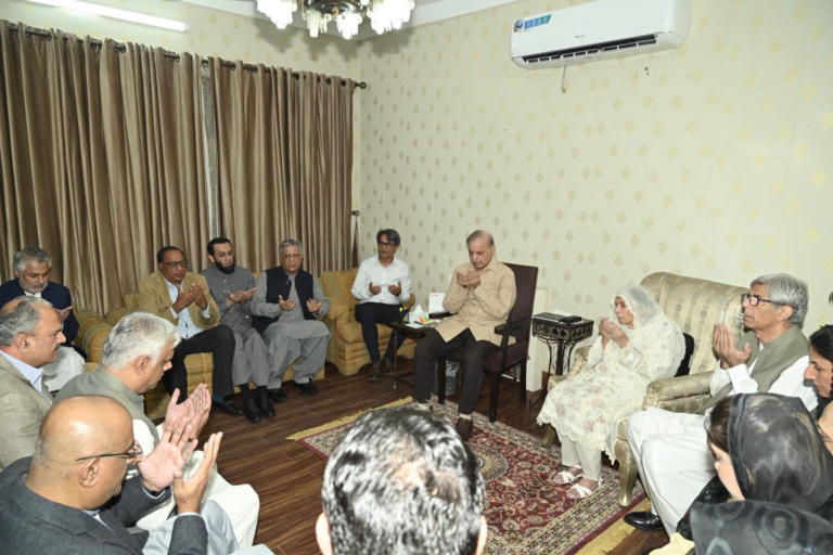 وزیراعظم شہباز شریف گوجرانوالہ میں تعزیت کے موقع پر دعا کرتے ہوئے