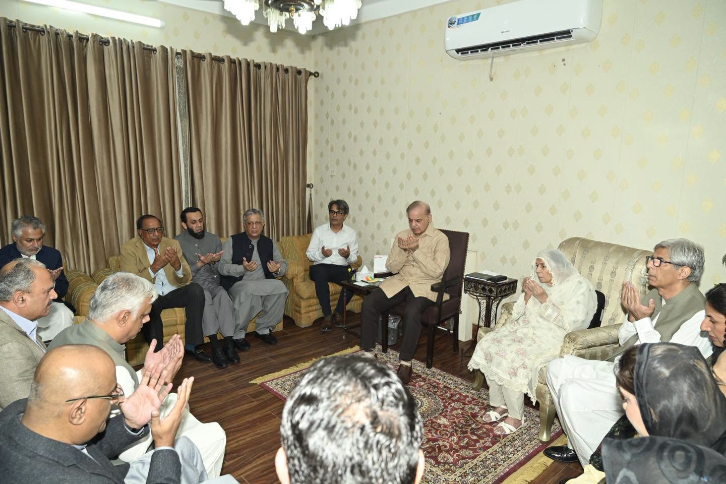 وزیراعظم شہباز شریف گوجرانوالہ میں تعزیت کے موقع پر دعا کرتے ہوئے