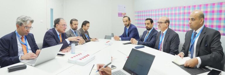 وزیرِ خزانہ اور شارجہ اسلامک بینک کے وفد کی ملاقات کا منظر