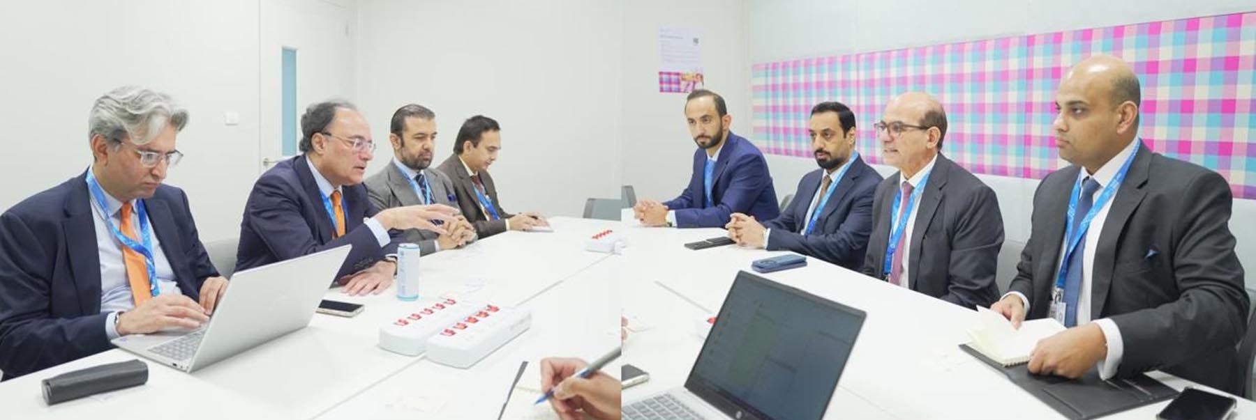 وزیرِ خزانہ اور شارجہ اسلامک بینک کے وفد کی ملاقات کا منظر
