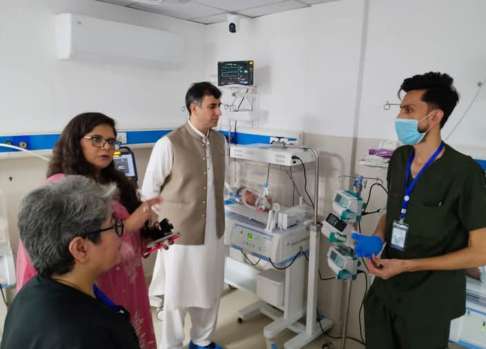 اسلام آباد ہیلتھ کیئر ریگولیٹری اتھارٹی کے حکام ہسپتال میں معائنہ کر رہے ہیں