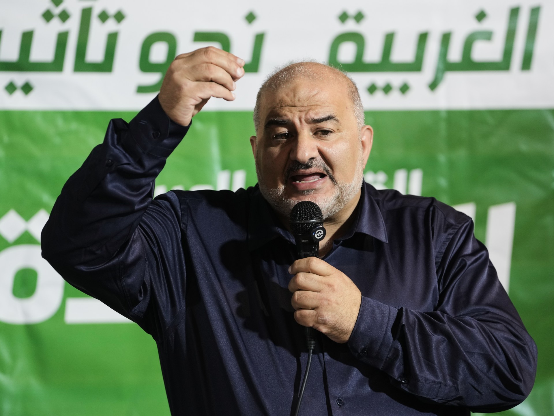 فائل فوٹو — ایک شخص مائیکروفون پر خطاب کرتا ہوا
