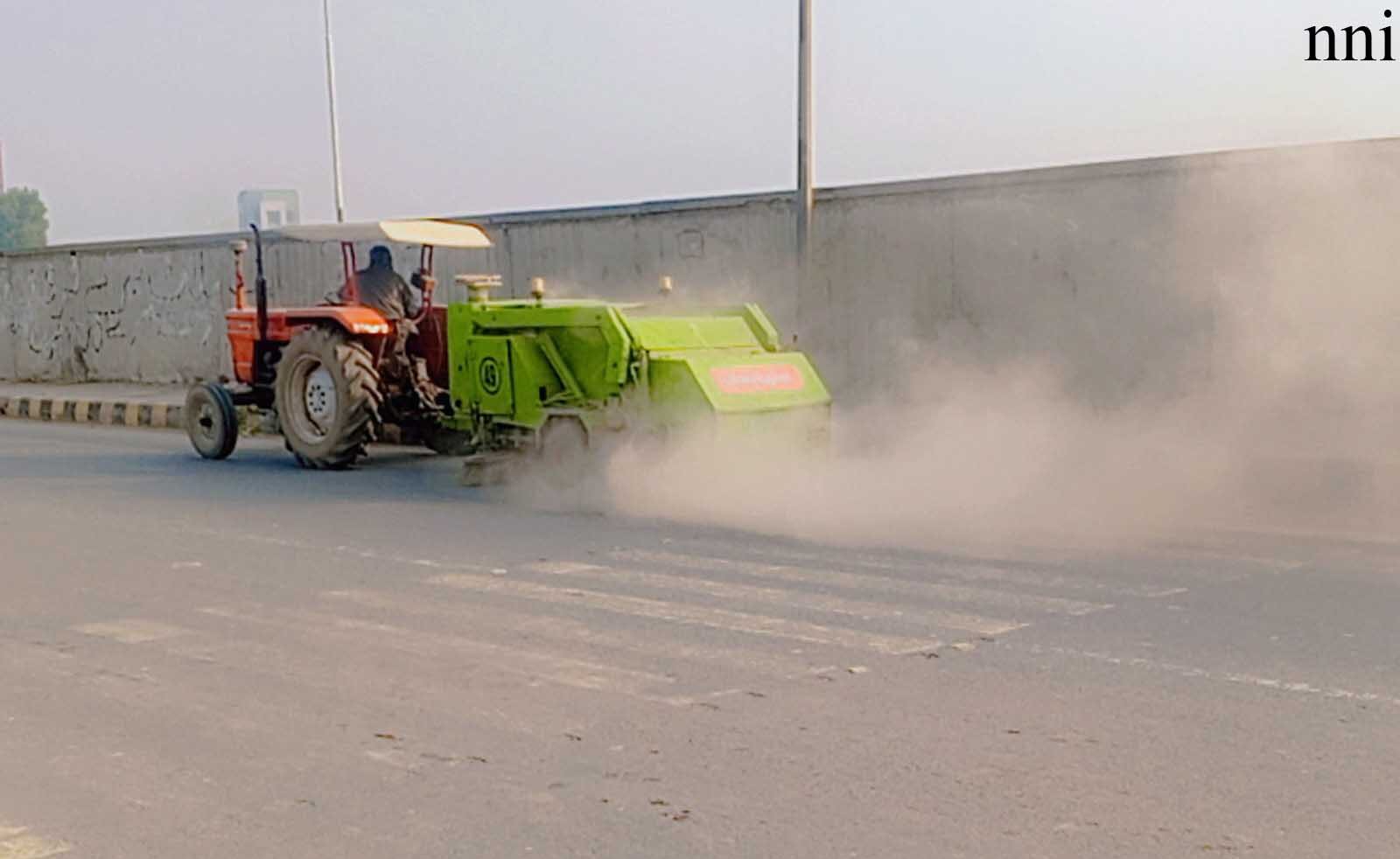 فائل فوٹو — لاہور میں سڑک پر صفائی اور دھول صاف کرنے والی مشین کا فائل فوٹو