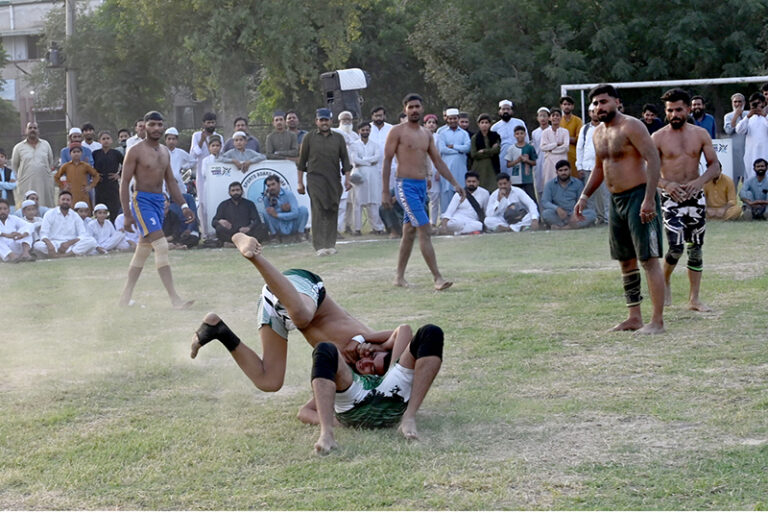 فائل فوٹو — کبڈی کا کھیل کھیلتے ہوئے کھلاڑی اور تماشائی