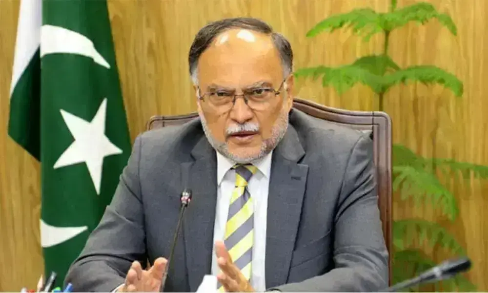 وفاقی وزیر احسن اقبال ایک پریس کانفرنس یا اجلاس سے خطاب کرتے ہوئے