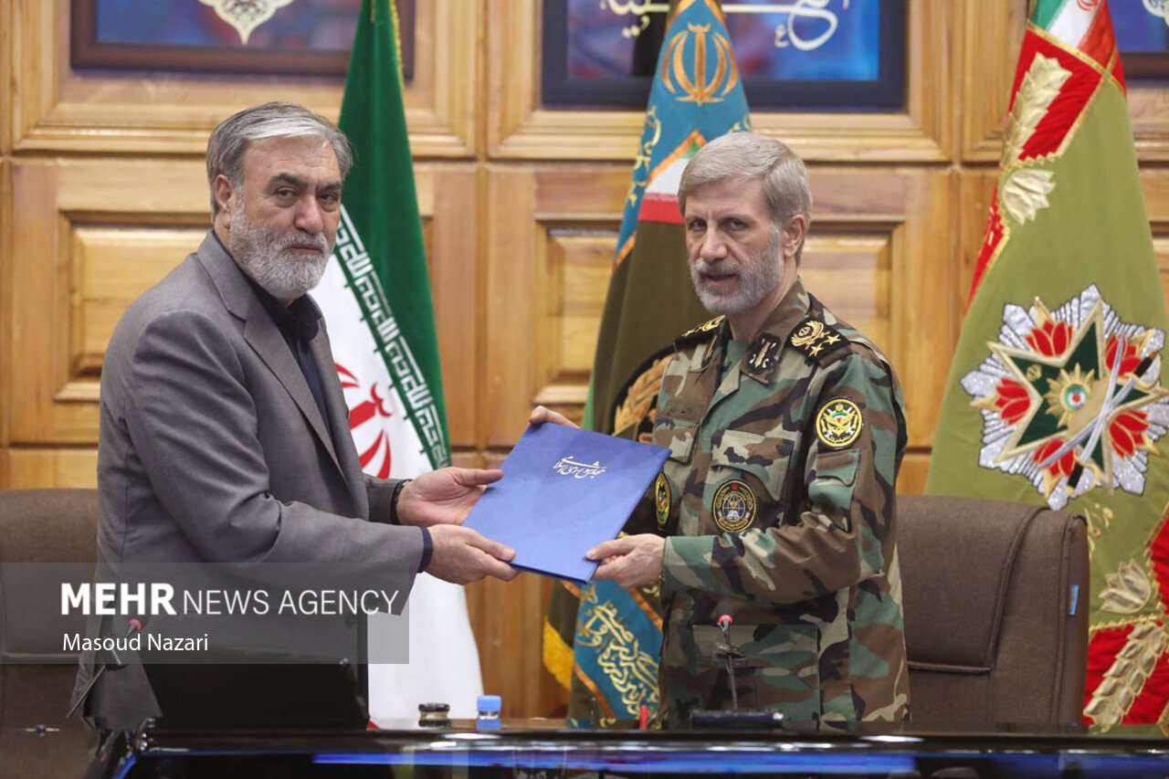 ایرانی آرمی چیف اور دیگر عہدیدار ایک اجلاس کے دوران